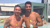 Bersama rekan pesepak bola lainnya, Messi juga senang hangout bareng. Keduanya asyik memesan cocktail untuk dinikmati di pinggir kolam renang sambil bersantai. Foto: Instagram/leomessi