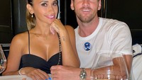 Memiliki tiga orang anak tak membuat keromantisan Lionel Messi dan istrinya luntur. Keduanya tampak seperti anak muda yang baru jatuh cinta saat menikmati malam dengan segelas wine. Foto: Instagram/leomessi