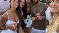 Bersama teman-temannya, Lionel Messi kerap hangout bersama. Memesan minuman yang segar mulai dari cocktail hingga mocktail terlihat dipegang oleh seluruh orang yang hadir untuk menyegarkan diri. Foto: Instagram/leomessi