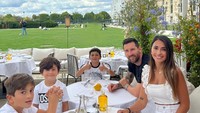 Lionel Messi dikenal sebagai pesepak bola yang lihai dan lincah di lapangan. Tetapi ketika sedang bersama keluarganya, ia adalah sosok yang begitu hangat. Foto: Instagram/leomessi
