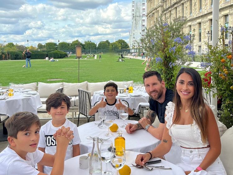 Argentina Masuk Final, Ini Momen Romantis Lionel Messi Makan Bareng Istri