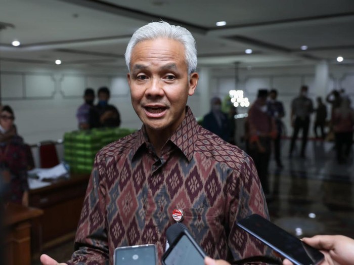 Gubernur Jawa Tengah (Jateng) Ganjar Pranowo meminta pemerintah pusat mengkaji ulang wacana impor beras.