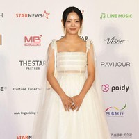 Bintang drama Korea A Business Proposal, Kim Sejeong juga meramaikan AAA 2022 di Jepang. Sang aktris memakai gaun putih koleksi Chana Marelus F/W 2022. Foto: Getty Images