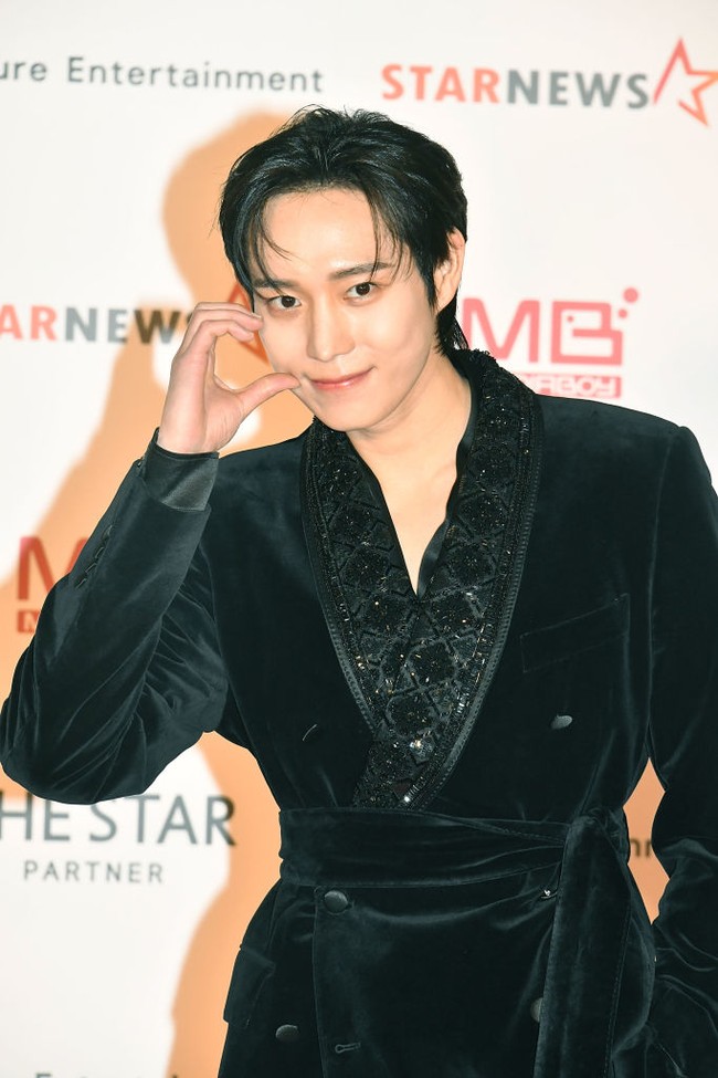 Kim Young Dae saat ini membintangi drama Korea on-going The Forbidden Marriage bersama Park Ju Hyun. Sang aktor memilih setelan jas berbahan beludru Velvet Martini-fit Tuxedo Jacket dari Dolce & Gabbana seharga £3,750 atau Rp 72 jutaan. Foto: Getty Images