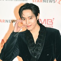 Kim Young Dae saat ini membintangi drama Korea on-going The Forbidden Marriage bersama Park Ju Hyun. Sang aktor memilih setelan jas berbahan beludru Velvet Martini-fit Tuxedo Jacket dari Dolce & Gabbana seharga £3,750 atau Rp 72 jutaan. Foto: Getty Images