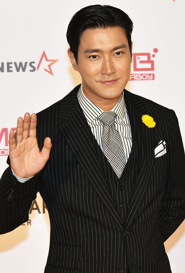 Siwon Super Junior yang memenangkan penghargaan Best Acting Performance di AAA 2022 tampil memukau dalam balutan setelan jas Ralph Lauren. Seperti penampilannya dalam sampul majalah Legend. Hanya saja ditambahkan koleksi flower pins warna kuning milik pribadi. Foto: Getty Images