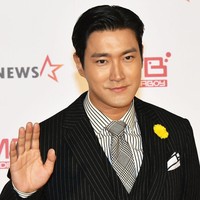 Siwon Super Junior yang memenangkan penghargaan Best Acting Performance di AAA 2022 tampil memukau dalam balutan setelan jas Ralph Lauren. Seperti penampilannya dalam sampul majalah Legend. Hanya saja ditambahkan koleksi flower pins warna kuning milik pribadi. Foto: Getty Images