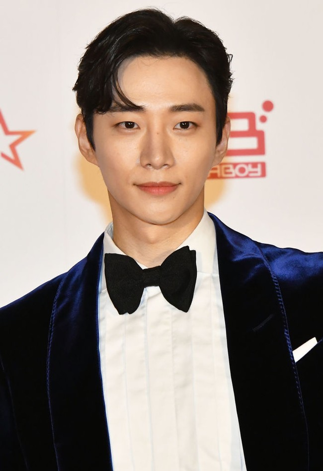 Lee Jun Ho membawa pulang piala Daesang (penghargaan terbaik) sebagai Actor the Year dan Hot Trend Actor. Personel 2PM ini meraih popularitas sebagai aktor setelah membintangi drama Korea The Red Sleeve. Dia tampil mengenakan setelan jas Tom Ford warna biru berbahan beludru seharga $3,685 atau Rp 57 jutaan. Foto: Getty Images