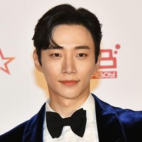 Lee Jun Ho membawa pulang piala Daesang (penghargaan terbaik) sebagai Actor the Year dan Hot Trend Actor. Personel 2PM ini meraih popularitas sebagai aktor setelah membintangi drama Korea The Red Sleeve. Dia tampil mengenakan setelan jas Tom Ford warna biru berbahan beludru seharga $3,685 atau Rp 57 jutaan. Foto: Getty Images