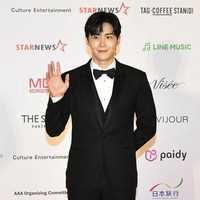 Kim Seon Ho sukses memborong empat piala: Best Choice Actor, Asia Celebrity Actor, IdolPlus Popularity Award, dan DCM Popularity Award saat menghadiri Asia Artist Awards 2022 di Jepang, Rabu (13/12/2022). Sang aktor tampil di hadapan publik usai tersandung skandal aborsi dalam balutan setelan jas keluaran Dolce & Gabbana. Foto: Getty Images