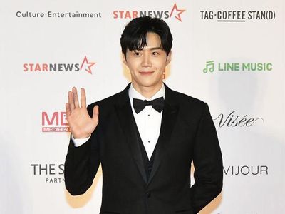 8 Gaya Kim Seon Ho dan Artis Korea yang Hadir di AAA 2022 Jepang