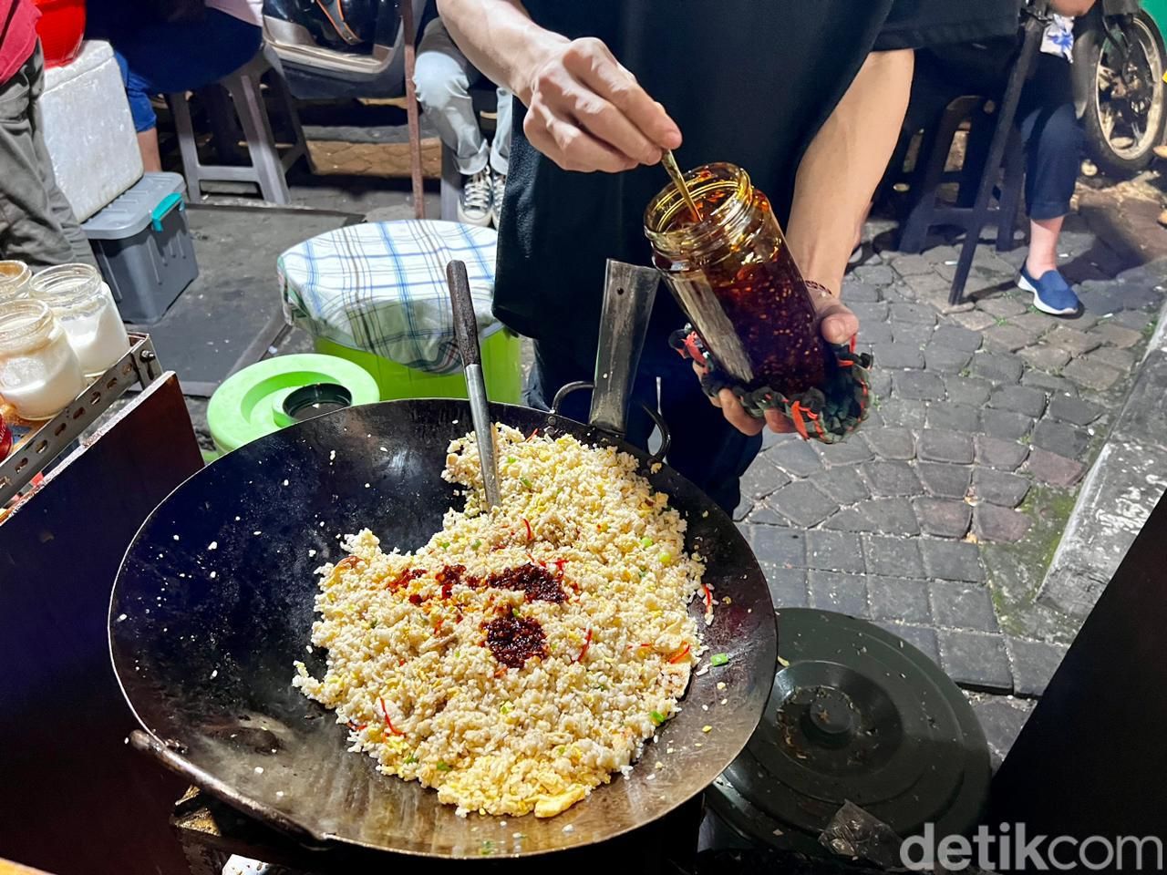 Gerobak LO: Pedas Gurih Nasi Goreng Chili Oil Viral Rp 20.000 di Sabang