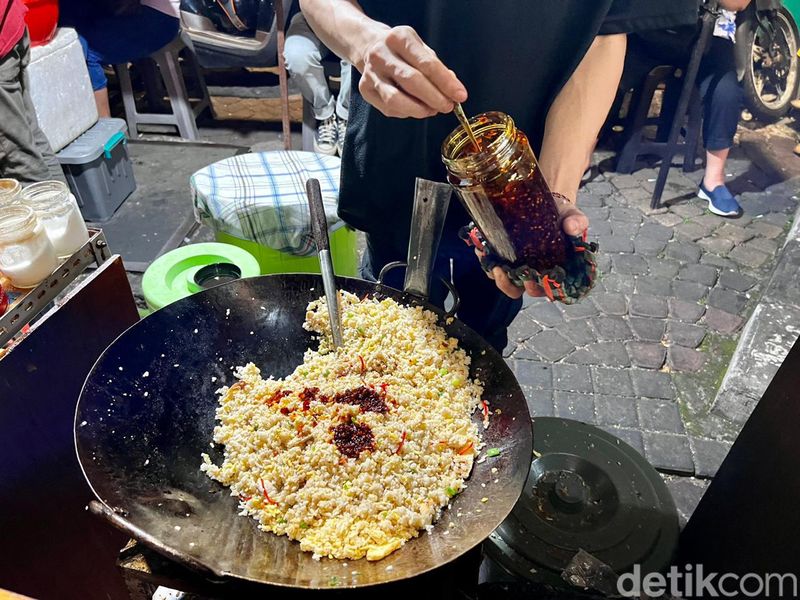 Gerobak LO: Pedas Gurih Nasi Goreng Chili Oil Viral Rp 20.000 di Sabang