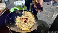 Nasi goreng tek-tek ala Chinese diberi paduan chili oil. Bumbu masak khas China ini memberi aroma dan rasa gurih pedas istimewa.