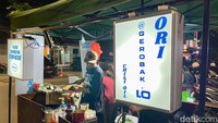 Gerainya hanya berupa tenda dan ada sedikit tempat duduk untuk santap di tempat, namun selalu ramai. Mereka mengincar menu nasi goreng unik di sini. 