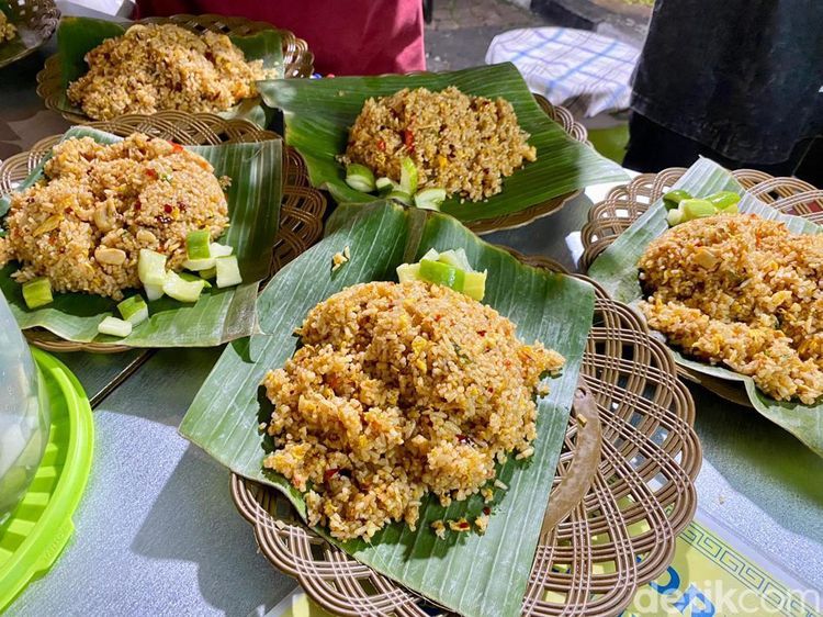 Porsi Mantap! Ini Racikan Nasi Goreng Chili Oil Viral Rp 20.000