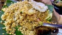 Selain nasi goreng chili oil, ada juga nasi goreng original. Absennya pemakaian chili oil jadi ciri khasnya.