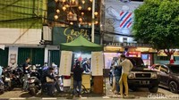 Berada di depan gerai Claypot Popo di Jl. H. Agus Salim No. 23B, Jakarta Pusat (Sabang), Gerobak LO buka mulai pukul 18.30-23.30 WIB.