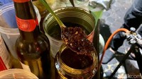 Chili oil yang digunakan di Gerobak LO sama dengan yang di Claypot Popo. Pemakaiannya 1 sendok makan untuk tiap 1 porsi nasi goreng.