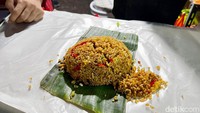 Kalau dibungkus, porsinya juga banyak lho! Nasi goreng ini kerap jadi penumpas lapar orang-orang yang ingin kulineran di malam hari.