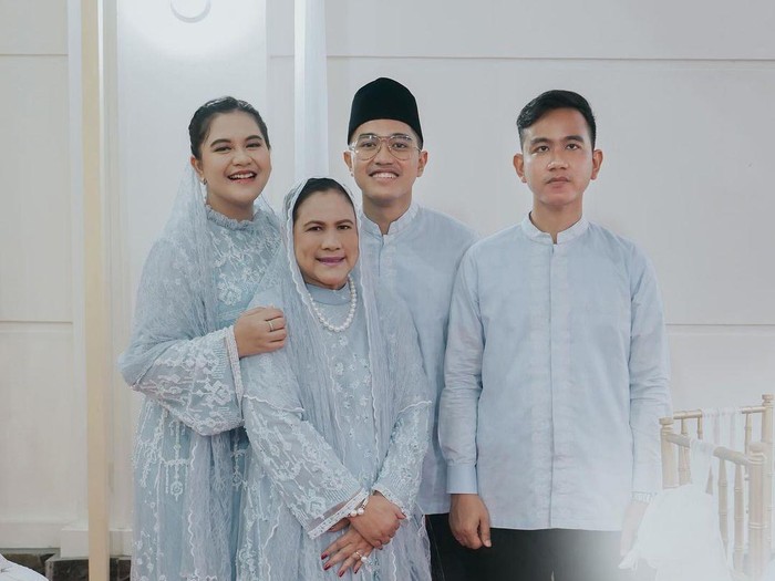 Gibran foto bareng dengan keluarganya, tapi kok tegang banget sih mukanya?