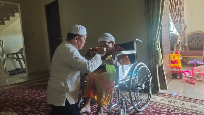 Gubernur Jambi Al Haris saat bersama ibunya ketika masih hidup. (Foto: Istimewa)