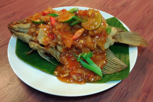 Rekomendasi restoran yang menyajikan gurame asam manis enak.