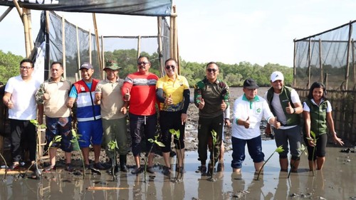 Dandim 1611/Badung, Kolonel Inf Dody Triyo Hadi (empat dari kanan) saat menanam bibit mangrove untuk memperingati Hari Juang TNI AD ke-77 pada Rabu (14/12/2022).