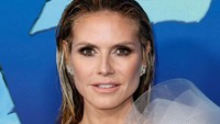 Desain tulle Lever Coutore-nya menampilkan pahatan di bagian lengan dan bagian bawah asimetis sehingga menampilkan belahan setinggi paha.  Ditambah lagi dengan tampilan wet look pada rambut. Foto: FilmMagic/Axelle/Bauer-Griffin