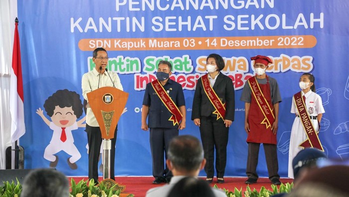 Heru Budi saat mencanangkan kantin sehat (dok. Pemprov DKI)