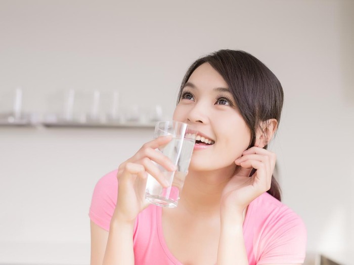 Ilustrasi wanita minum air mineral