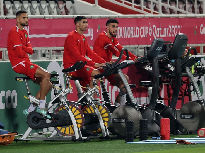 (L-R) Morocco's forward Youssef En-Nesyri, defender Achraf Hakimi and defender Noussair Mazraoui exercise during a training session at the Al Duhail SC Stadium in Doha on December 13 2022, on the eve of the Qatar 2022 World Cup football semi-final match between France and Morocco. (Photo by KARIM JAAFAR / AFP) (Photo by KARIM JAAFAR/AFP via Getty Images)