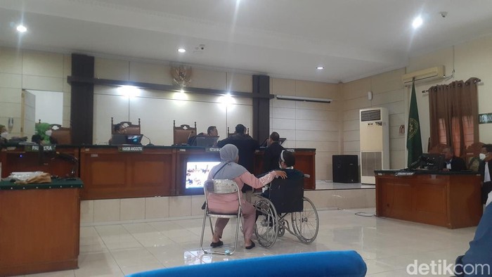 Istri Kopda Muslimin, Rina Wulandari, mengenakan kursi roda saat bersaksi pada sidang di PN Semarang, Rabu (14/12/2022).