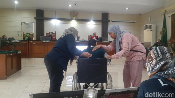 Istri Kopda Muslimin, Rina Wulandari, mengenakan kursi roda saat bersaksi pada sidang di PN Semarang, Rabu (14/12/2022).