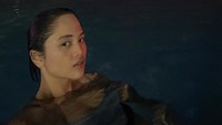 Jeje Slebew berpose saat berenang di malam hari. Foto: Instagram Jeje
