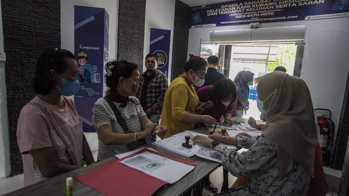 Jelang Nataru, Permohonan Pasrpor di Kantor Imigrasi Batam Meningkat Petugas melayani proses pembuatan paspor di Kantor Imigrasi Kelas I Khusus Batam, Batam Centre, Batam, Kepulauan Riau, Rabu (14/12/2022). Seiring meningkatnya permohonan pembuatan paspor jelang datangnya Hari Raya Natal dan Tahun Baru, Kantor Imigrasi Kelas I Khusus TPI Batam menambah kuota pelayanan dari 200 pemohon menjadi 250 pemohon per hari dan menyediakan layanan paspor on Emergency serta meningkatkan layanan dengan membuka layanan percepatan dengan kuota sebanyak 100 permohonan setiap harinya di tanggal 19-30 Desember 2022.
