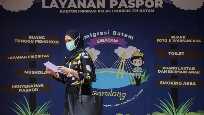 Petugas melayani proses pembuatan paspor di Kantor Imigrasi Kelas I Khusus Batam, Batam Centre, Batam, Kepulauan Riau, Rabu (14/12/2022). Seiring meningkatnya permohonan pembuatan paspor jelang datangnya Hari Raya Natal dan Tahun Baru, Kantor Imigrasi Kelas I Khusus TPI Batam menambah kuota pelayanan dari 200 pemohon menjadi 250 pemohon per hari dan menyediakan layanan paspor on Emergency serta meningkatkan layanan dengan membuka layanan percepatan dengan kuota sebanyak 100 permohonan setiap harinya di tanggal 19-30 Desember 2022.