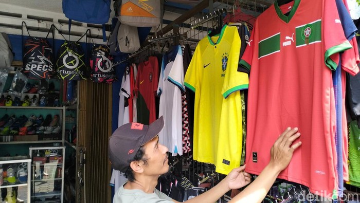 Jersey Timas Maroko dan Argentina banyak diburu masyarakat Kota Bandung.