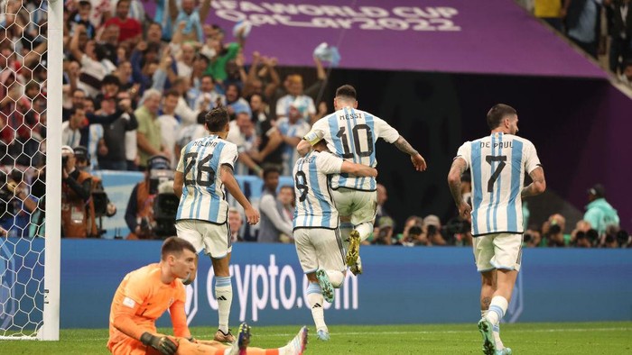 LUSAIL CITY, QATAR - DECEMBER 13: Julian Alvarez of Argentina celebrates his goal with Lionel Messi of Argentina and team mates during the FIFA World Cup Qatar 2022 semi final match between Argentina and Croatia at Lusail Stadium on December 13, 2022 in Lusail City, Qatar. (Photo by Jean Catuffe/Getty Images)