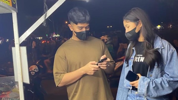 Momen Kaesang dan Erina Asyik Jajan di Pinggir Jalan Yogya