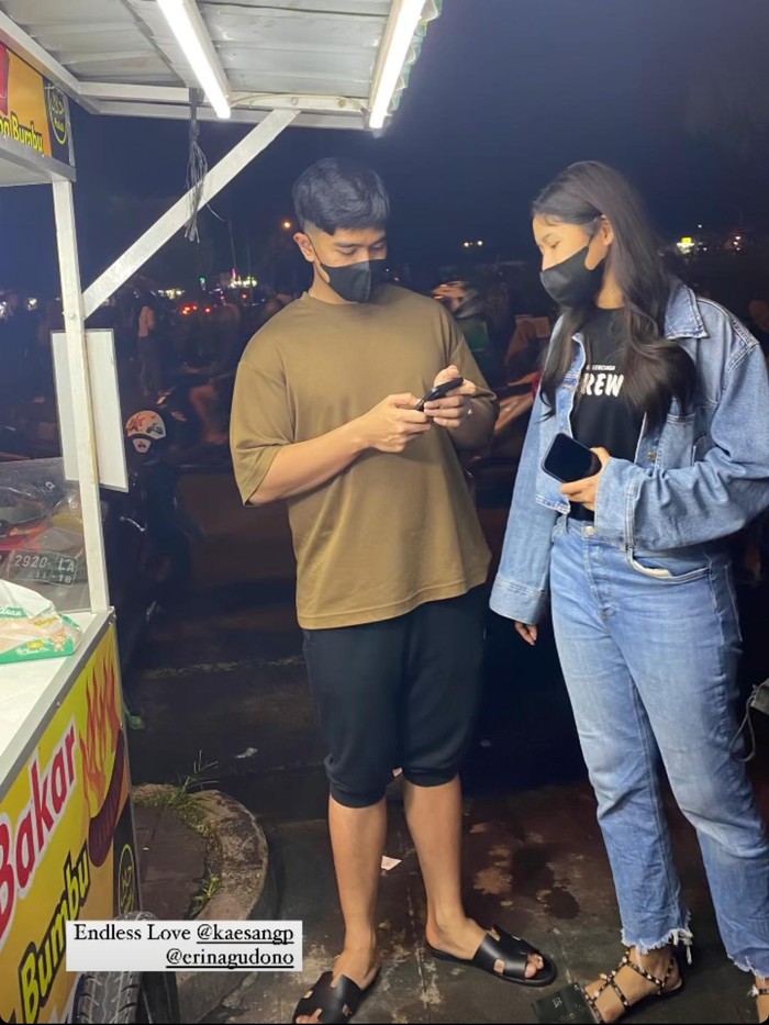 Kaesang dan Erina Gudono jajan di pinggir jalanan Jogja.