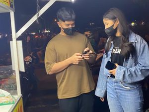 Gaya Santai Kaesang dan Erina Jajan Pinggir Jalan Yogya Usai Menikah
