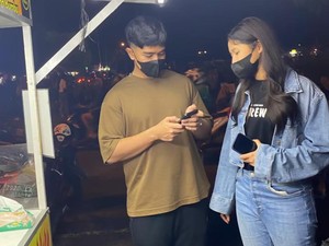 Kaesang-Erina Gudono Asyik Jajan di Pinggir Jalan Usai Royal Wedding