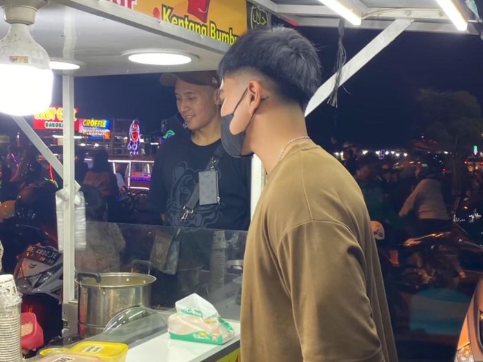 Kaesang dan Erina Kaesang dan Erina Gudono jajan di pinggir jalanan Jogja.
