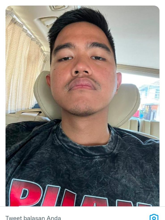 Kaesang mengunggah foto mengenakan kaus bertuliskan Puan.