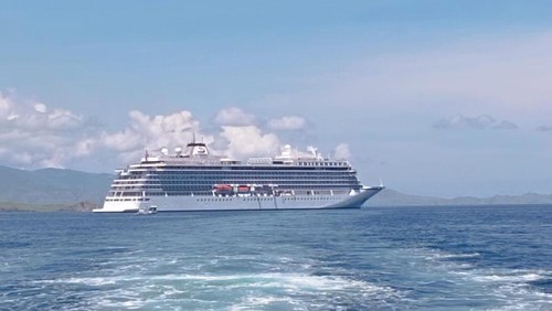 Kapal Pesiar Ms Viking Mars saat bersandar di Perairan Pulau Rinca, Nusa Tenggara Timur