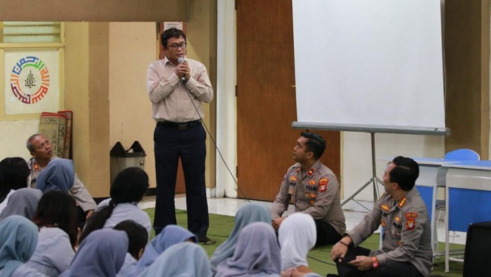 Kapolres Metro Jaksel Kombes Ade Ary Syam Indradi berkunjung ke SMA Dharma Karya.
