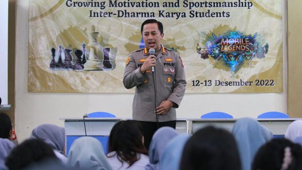 Kapolres Metro Jaksel Kombes Ade Ary Syam Indradi berkunjung ke SMA Dharma Karya.