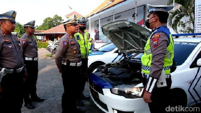 Kasat Lantas Polres Probolinggo Kota AKP Pandri (tengah) mengecek kendaraan dinas anggotanya