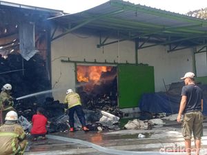 Gudang Pabrik Tekstil di Pedan Klaten Kebakaran